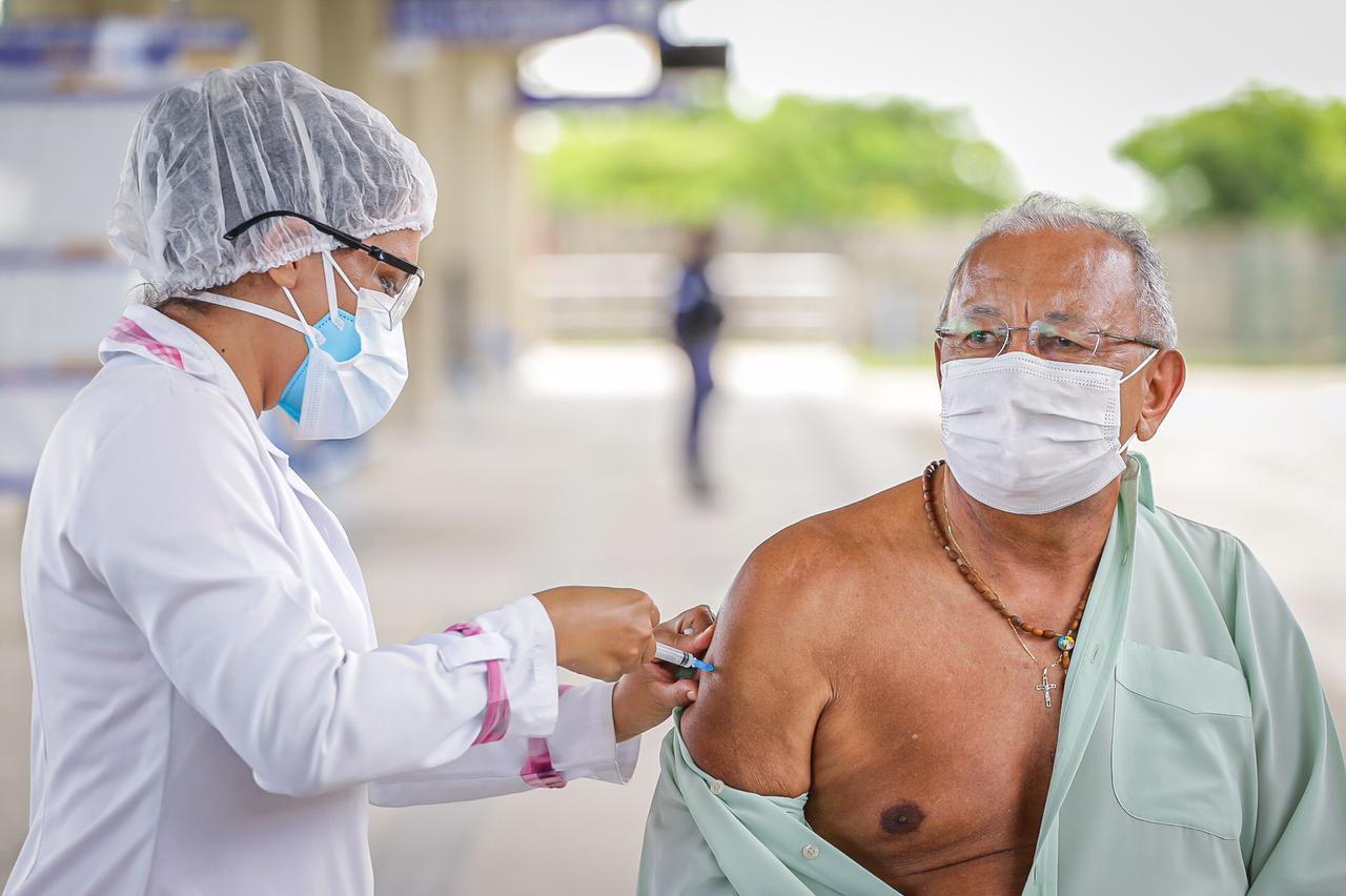 Prefeito Dr. Pessoa toma a primeira dose da vacina contra a covid